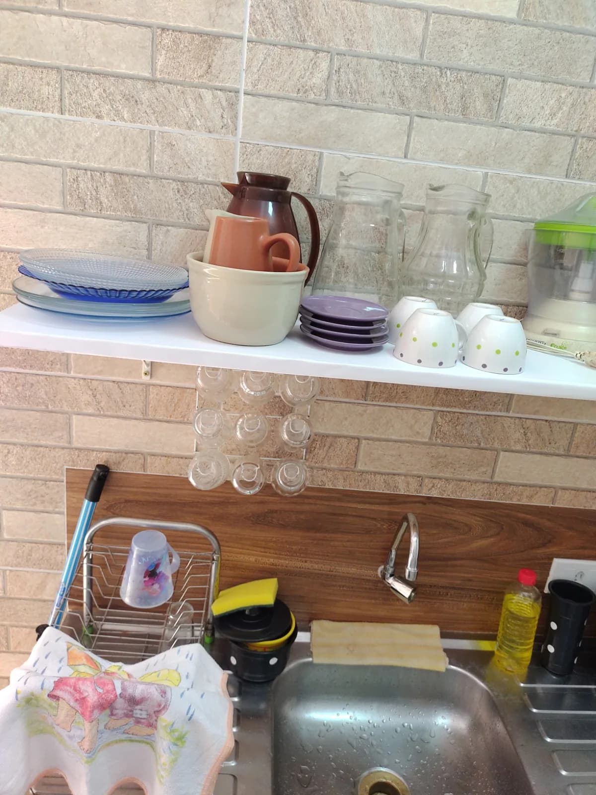 Louças e utensílios da mini cozinha compartilhada